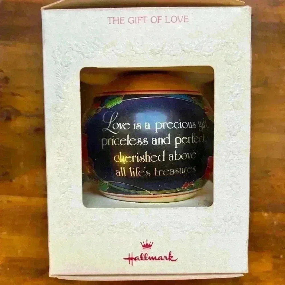 Hallmark vintage 1981 glass ornament “The Gift Of Love” - Picture 4 of 4